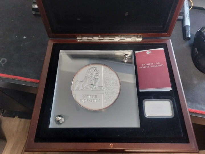 Norwegia – medal jubileuszowy Norge 1905–2005 1031,1 g Ag.999